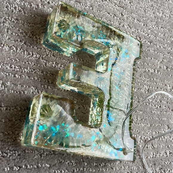 Vintage “E” resin piece, real florals and battery operated lighting! - Picture 8 of 10